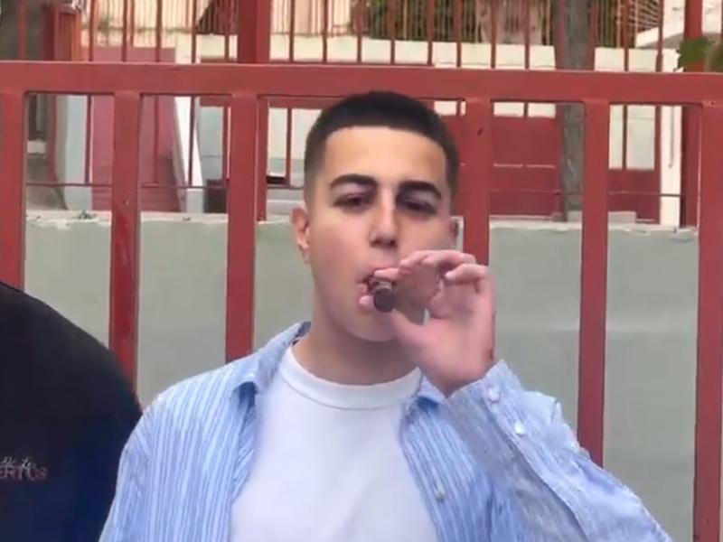 Μαθητής με πούρο