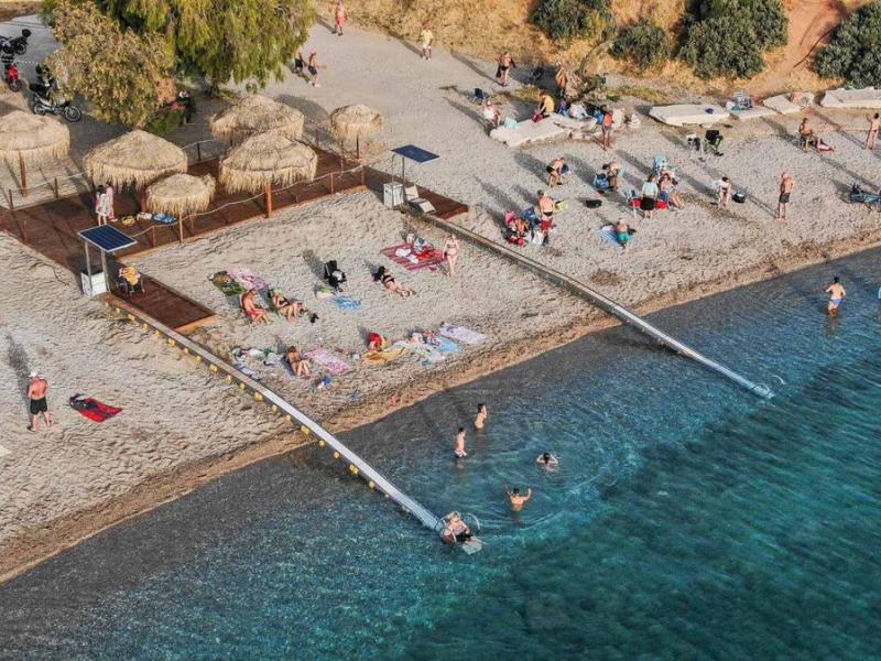Αττική: Οι δωρεάν παραλίες με καθαρά νερά, ομπρέλες, ντουζιέρες και σύστημα Seatrac για ΑμεΑ