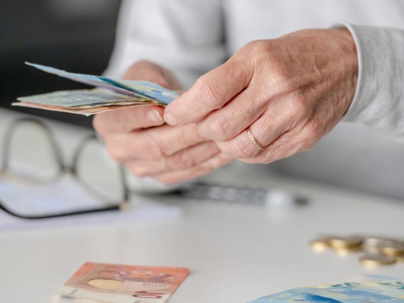 Γυναίκα συνταξιούχους μετράει χρήματα συνταξιοδότησης – αλλαγές στη φορολογία για πρόωρη σύνταξη και ΤΕΑ