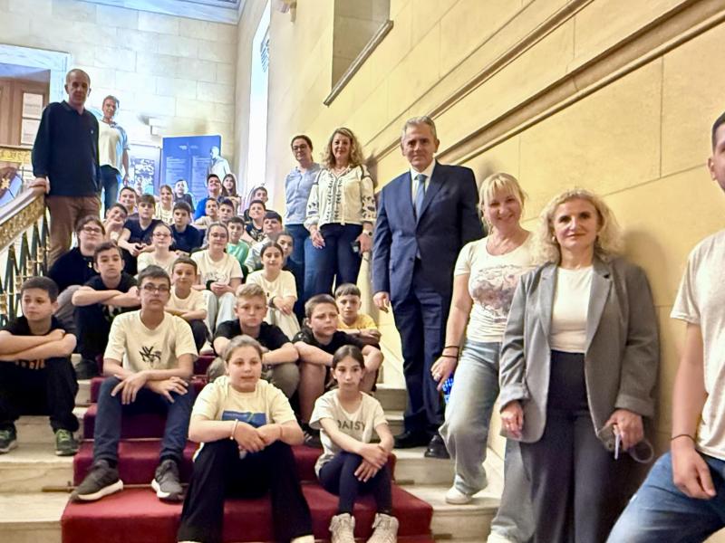 Μάξιμος Χαρακόπουλος σε μαθητές στη Βουλή: «Η Ελλάδα δεν έχει την πολυτέλεια νέων διχασμών»