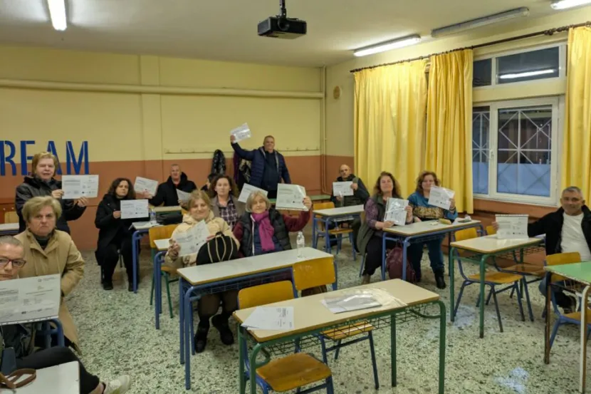 «Υπάρχουν συμπολίτες μας που διστάζουν να έρθουν είτε για ψυχολογικούς λόγους είτε γιατί εργάζονται και αδυνατούν να φοιτήσουν, ενώ θα το ήθελαν», λέει στην «Κ» η κ. Δριστά. Στη φωτογραφία, οι περσινοί απόφοιτοι του ΣΔΕ Κατερίνης.