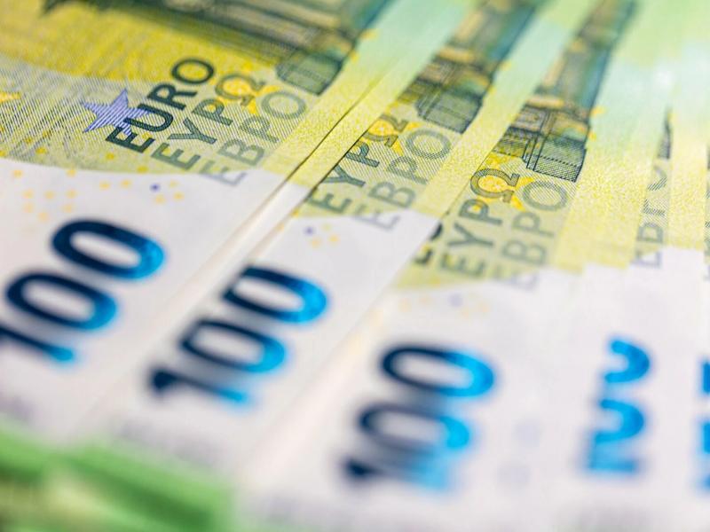 Ευρώ, χρήματα σε χαρτονομίσματα και voucher