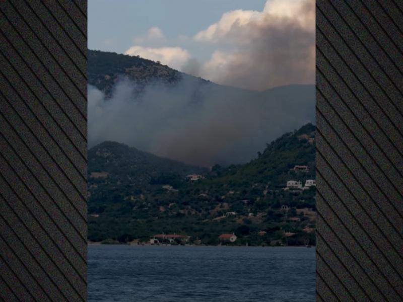Μεγάλη φωτιά τώρα στη Λίμνη Βουλιαγμένης στο Λουτράκι