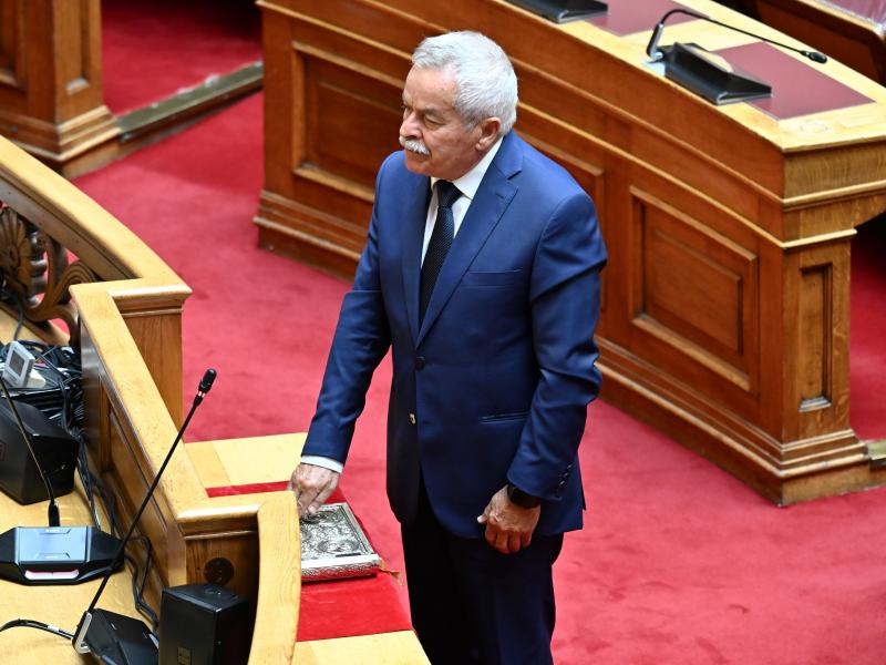 Αλλαγή σκυτάλης στη Βουλή: Ο Κωνσταντίνος Κόλλιας παίρνει τη θέση του Νίκου Ταγαρά