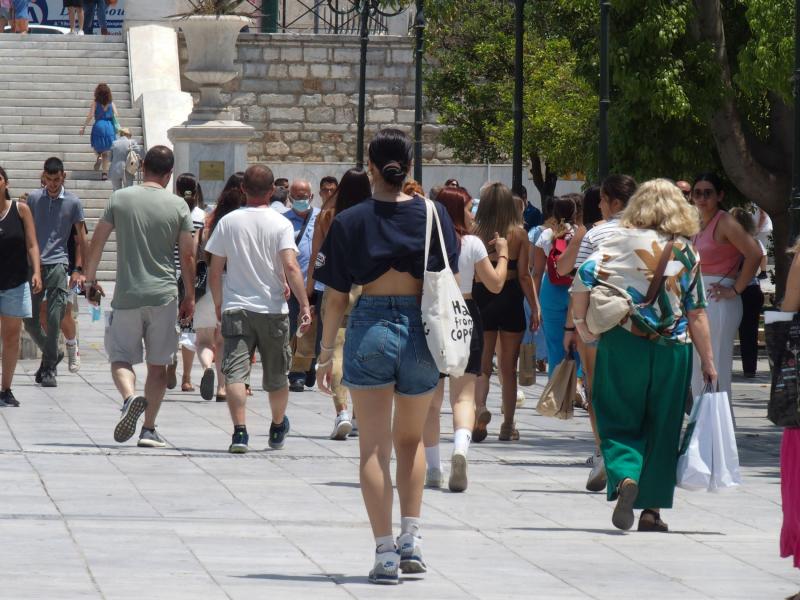 Κόσμος περπατάει στο Σύνταγμα