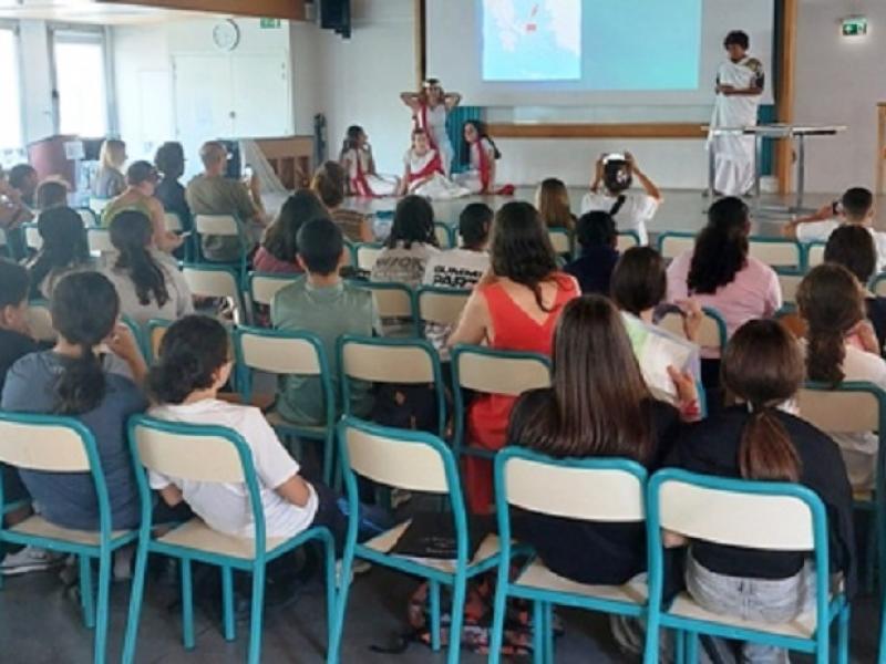 Γαλλία: Σχολείο της Μασσαλίας διδάσκει τα νέα ελληνικά - Τέσσερις παραστάσεις για τη λήξη της σχολικής χρονιάς 