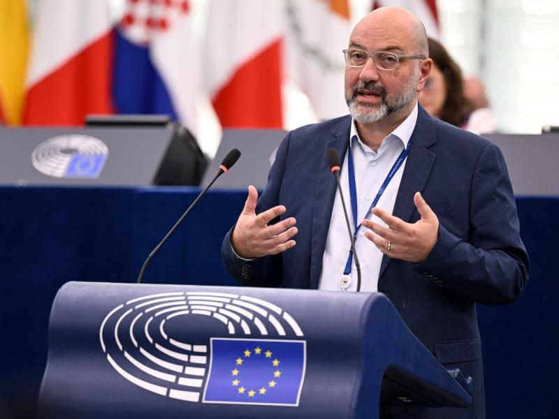 Σάκης Αρναούτογλου