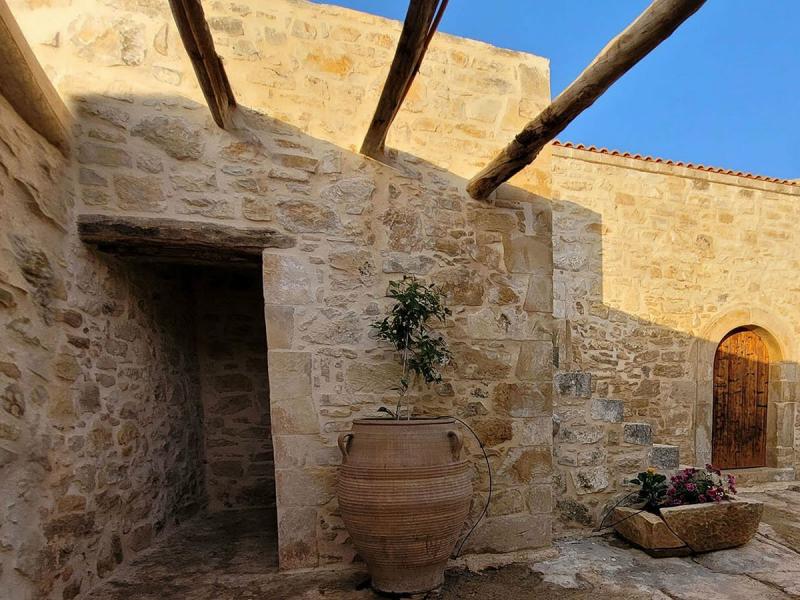 «Λιθόδμητος»: Τι σημαίνει η σπάνια ελληνική λέξη;