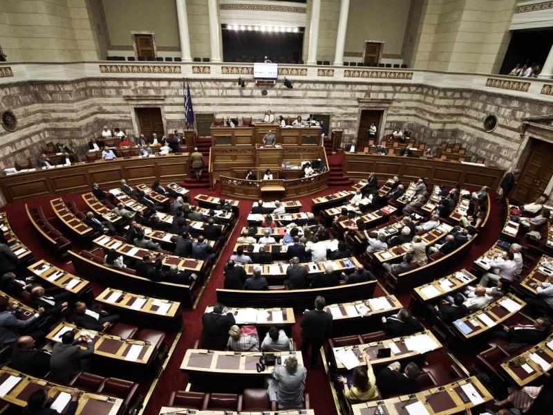 Συνταγματική αναθεώρηση: Live η συζήτηση στη Βουλή - Στο επίκεντρο άρθρο 16 και μονιμότητα στο Δημόσιο