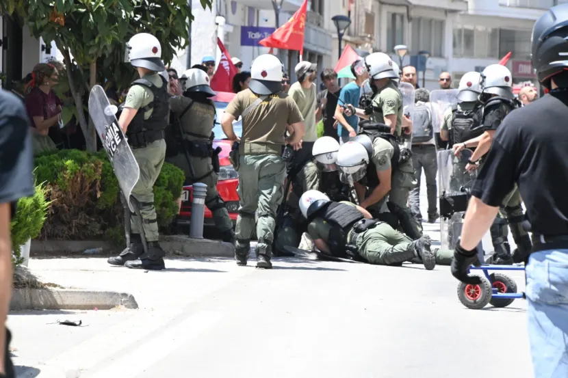 Άργος: Ένταση και χημικά από τα ΜΑΤ σε πορεία για τη δολοφονία του 20χρονου Θοδωρή (Εικόνες)