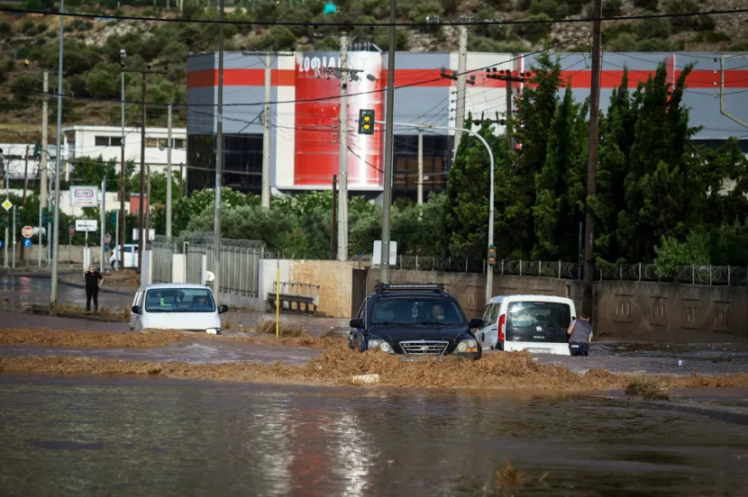 Η Λεωφόρος ΝΑΤΟ πλημμύρισε με αποτέλεσμα να εγκλωβιστούν δεκάδες οδηγοί