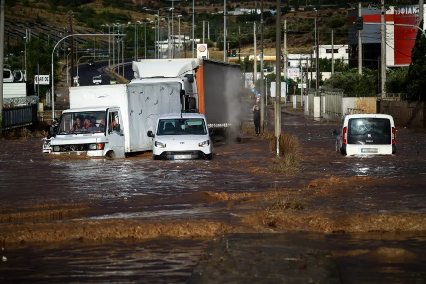Η Λεωφόρος ΝΑΤΟ πλημμύρισε με αποτέλεσμα να εγκλωβιστούν δεκάδες οδηγοί