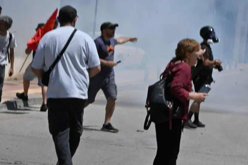 Άργος: Ένταση και χημικά από τα ΜΑΤ σε πορεία για τη δολοφονία του 20χρονου Θοδωρή (Εικόνες)