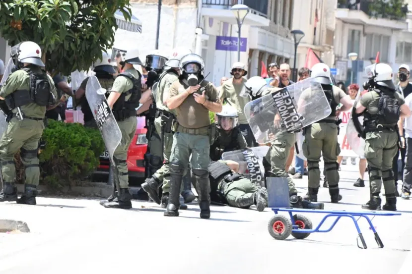 Άργος: Ένταση και χημικά από τα ΜΑΤ σε πορεία για τη δολοφονία του 20χρονου Θοδωρή (Εικόνες)