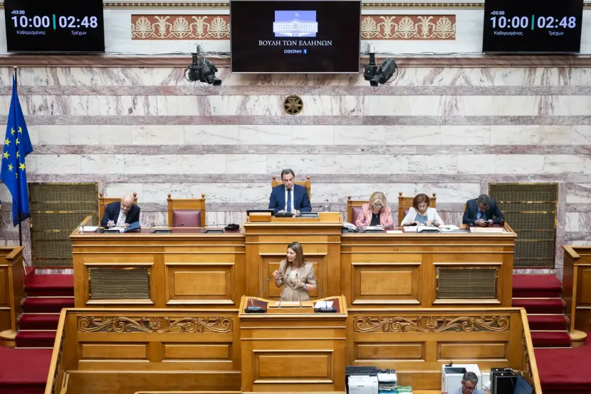 Ζαχαράκη στη Βουλή για άρθρο 16: «Δεν θέλουμε μια Ελλάδα που εξάγει φοιτητές, καθηγητές και γνώση»