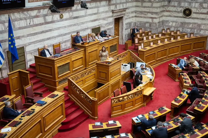 Ζαχαράκη στη Βουλή για άρθρο 16: «Δεν θέλουμε μια Ελλάδα που εξάγει φοιτητές, καθηγητές και γνώση»