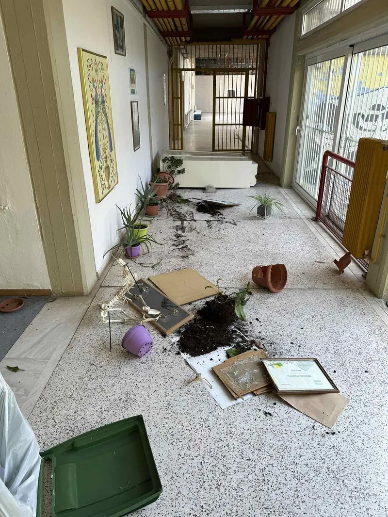 Φρίκη στα Ιωάννινα: «Γυαλιά καρφιά» το 8ο ΓΕΛ – Ζωγράφισαν μέχρι ναζιστικά σύμβολα (Εικόνες)