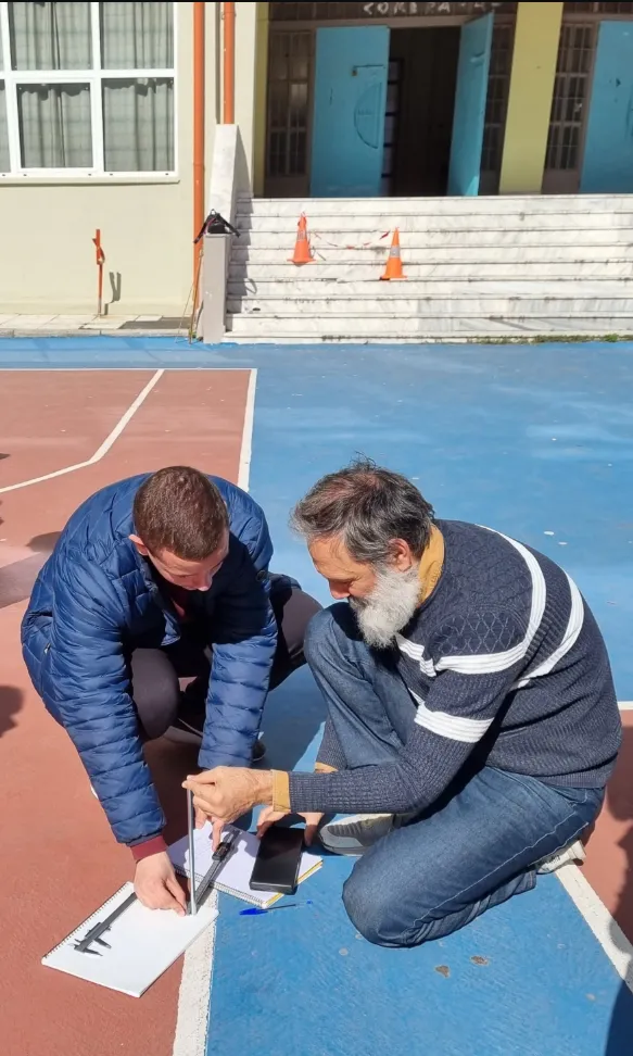 Μέτρηση της ακτίνας της Γης, στο ιστορικό πείραμα του Ερατοσθένη, στη Θεσσαλονίκη. 
