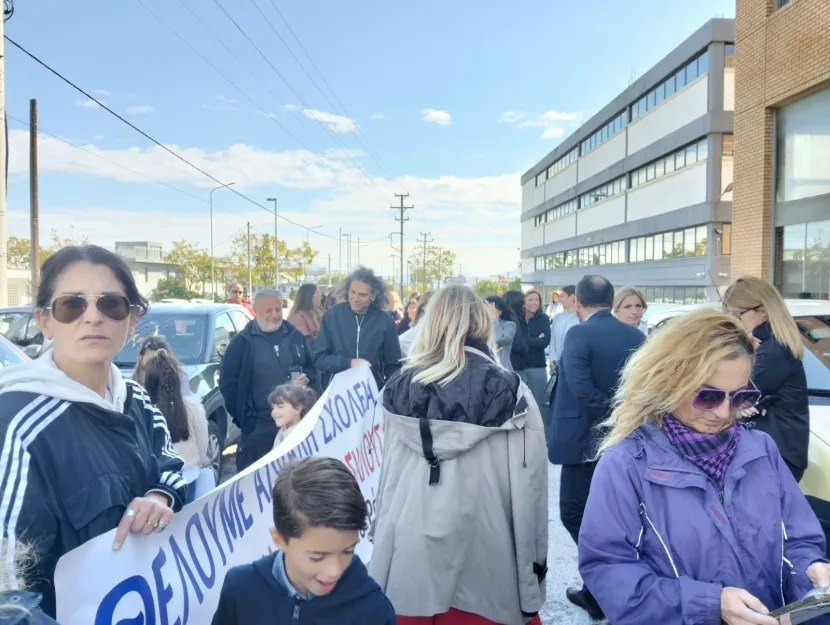  κινητοποίηση στη ΔΙΠΕ Αν. Αττικής για τους 24 πειθαρχικά διωκόμενους εκπαιδευτικούς του 1ου ΔΣ Πόρτο Ράφτη