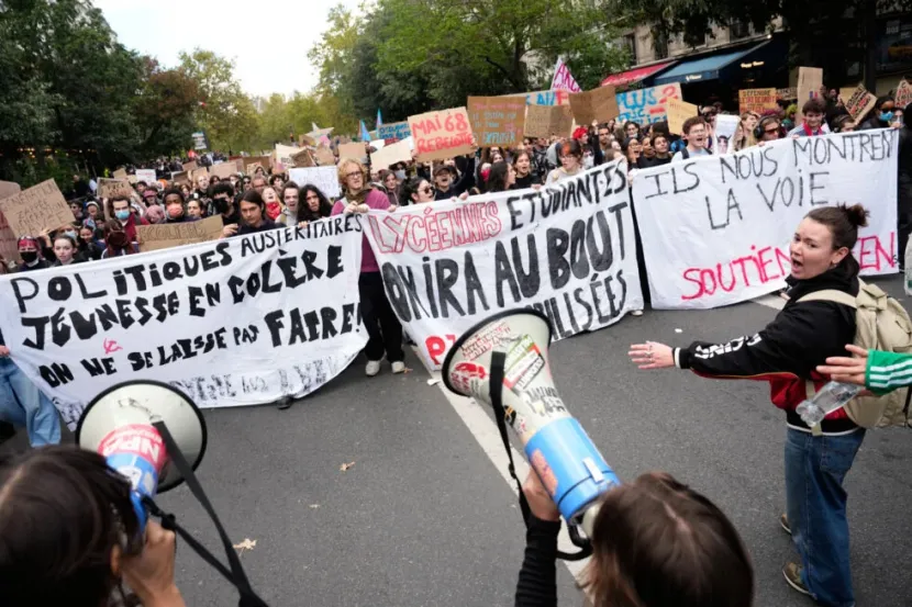 Δυνάμεις της αστυνομίας συγκρούστηκαν με διαδηλωτές σήμερα Πέμπτη το απόγευμα, κοντά στην πλατεία της Βαστίλης