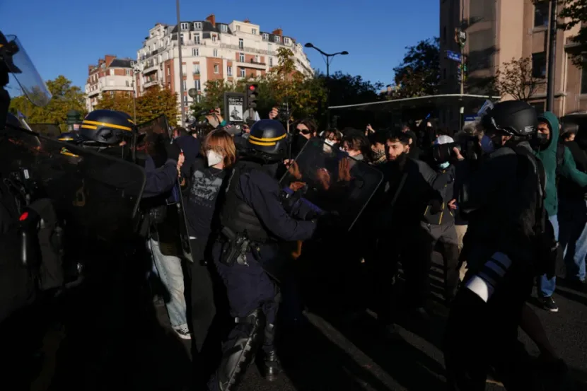 Δυνάμεις της αστυνομίας συγκρούστηκαν με διαδηλωτές σήμερα Πέμπτη το απόγευμα, κοντά στην πλατεία της Βαστίλης