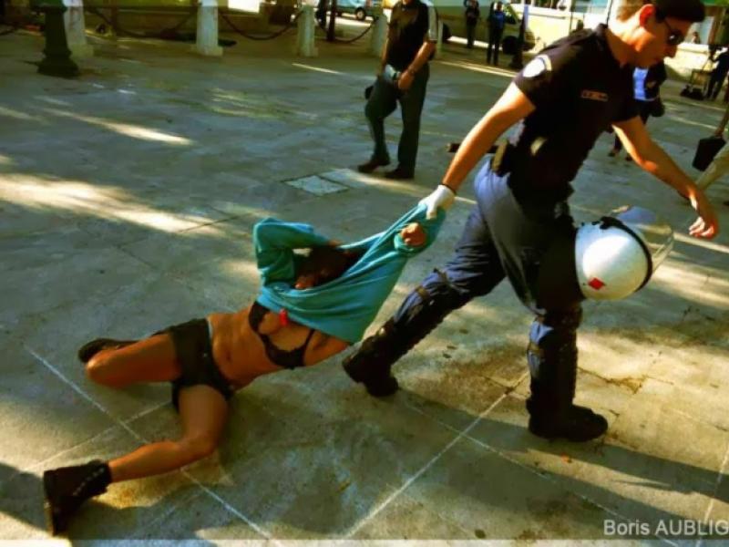 Ελληνική Αστυνομία και βία: 28 φωτογραφίες "μεμονωμένων περιστατικών"