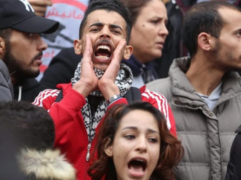 Εκατοντάδες συλλήψεις και τραυματισμοί διαδηλωτών στην Τυνησία - Ο στρατός στους δρόμους