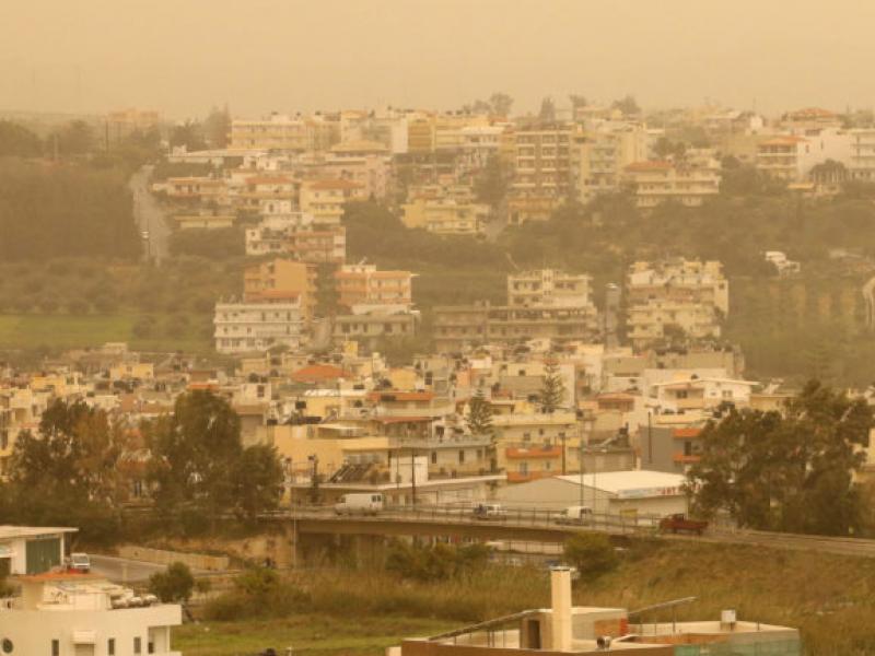 Καιρός: Αφρικανική σκόνη και άνεμοι σαρώνουν την χώρα - Αποπνικτική ατμόσφαιρα