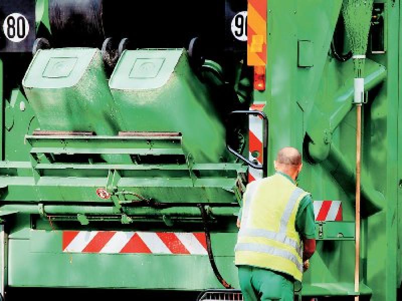 Φρίκη! Οδηγός απορριμματοφόρου του Δήμου Πειραιά κατηγορείται ότι βίασε συνάδελφό του
