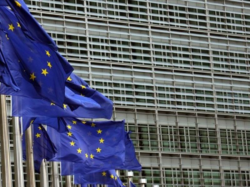 Η Κομισιόν αγνοεί τις πειθαρχικές διώξεις εκπαιδευτικών και εγκωμιάζει τον «μηχανισμό αξιολόγησης»