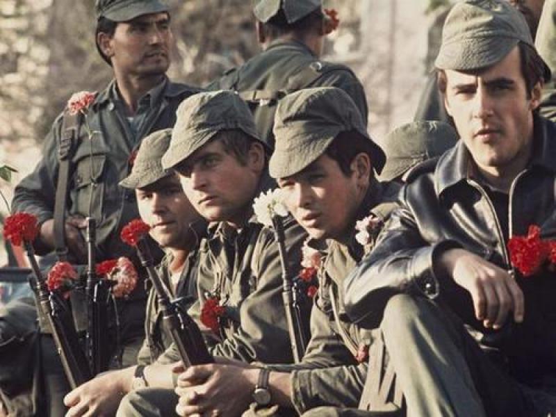 Η Επανάσταση των Γαρυφάλλων - 25 Απριλίου 1974