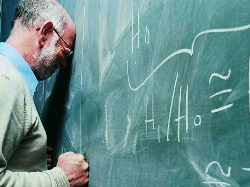 Κενά στα σχολεία: «Ομολογία ήττας» η τροπολογία Πιερρακάκη για κάλυψη των κενών με συνταξιούχους εκπαιδευτικούς