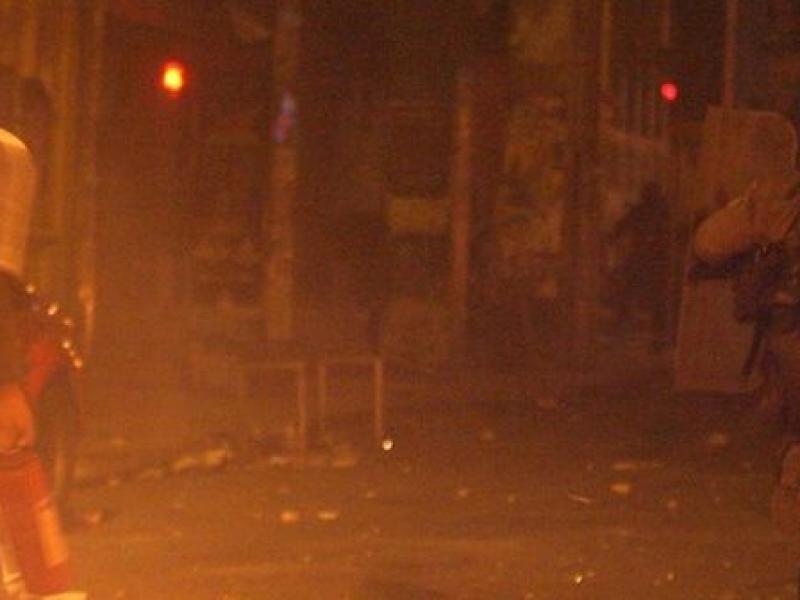 Εξάρχεια: Νύχτα έντασης με μολότοφ και φωτιές – Καταστράφηκαν ολοσχερώς περίπου δέκα σταθμευμένα αυτοκίνητα