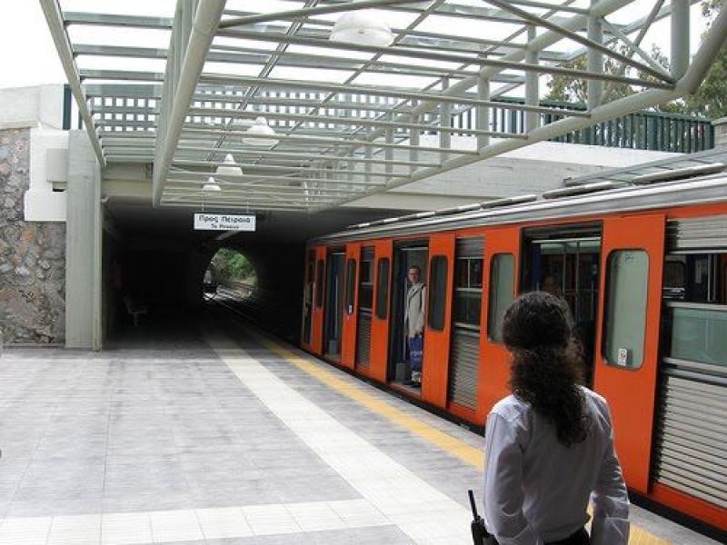 Χειροπέδες σε δυο ανήλικους που αποπειράθηκαν να ληστέψουν 15χρονους στον ηλεκτρικό