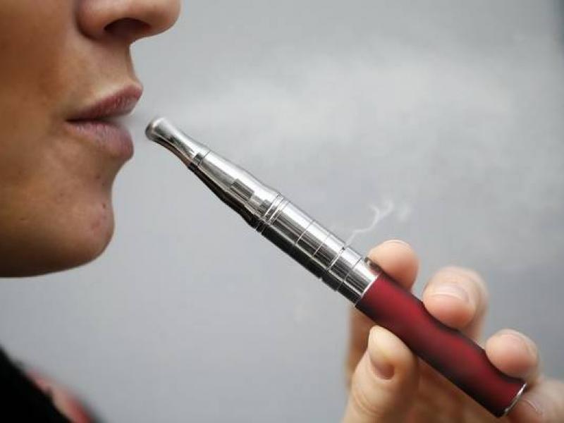 Έρευνα: Οι έφηβοι είναι πιθανότερο να γίνουν ατμιστές αν οι γονείς τους είναι καπνιστές