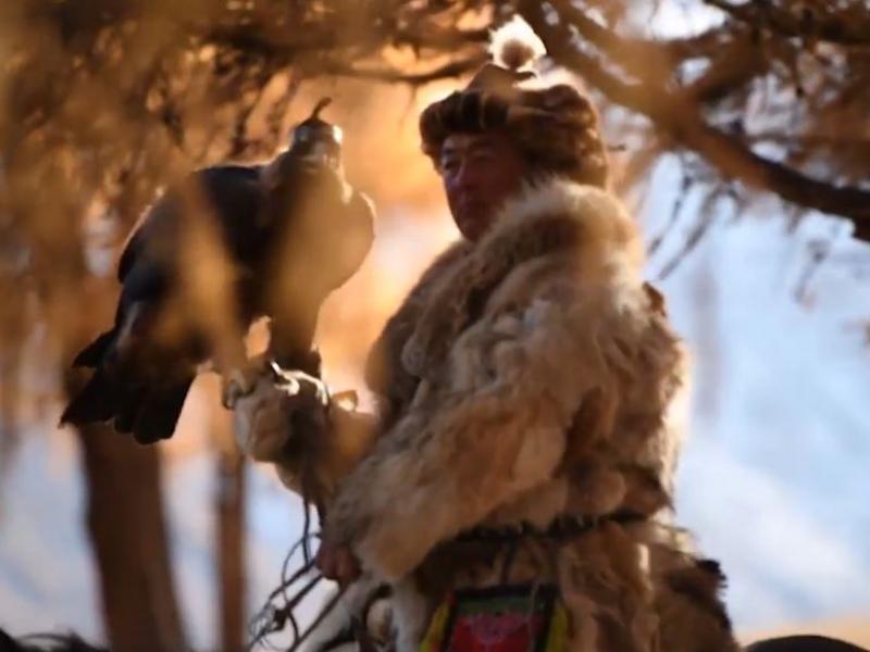 Μαγικές εικόνες: Oι τελευταίοι κυνηγοί με αετούς στην έρημο
