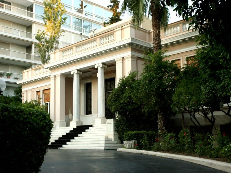 Μαξίμου: Ευθύνη και απόφαση της Πολιτείας ο μισθός των ιερέων