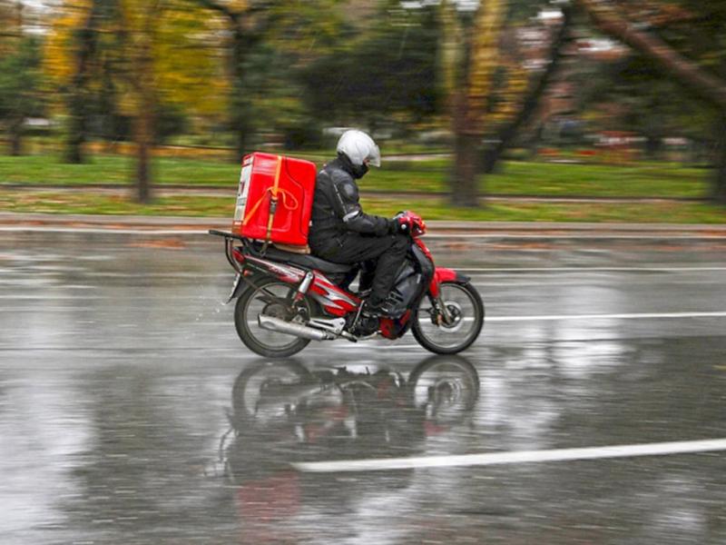 Θεσσαλονίκη: Νεκρός 39χρονος ντελιβεράς - Οργή ΣΕΤΕΠΕ για διανομές εν μέσω θύελλας