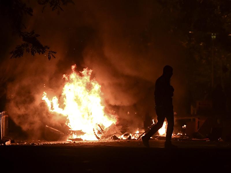 Εξάρχεια: Εκτεταμένα επεισόδια με μολότοφ, χημικά και φωτιές (Videos)