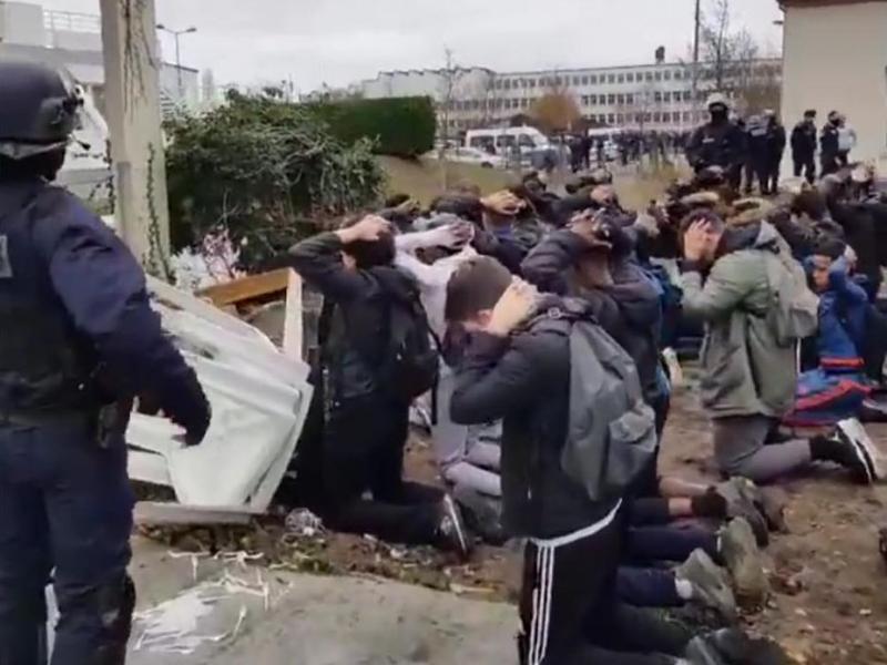 Σάλος στη Γαλλία: Μαθητές γονατισμένοι και με τα χέρια στο κεφάλι