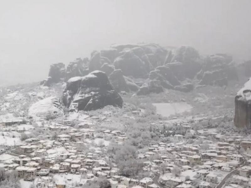 Εκπληκτικές εικόνες από τα χιονισμένα Μετέωρα