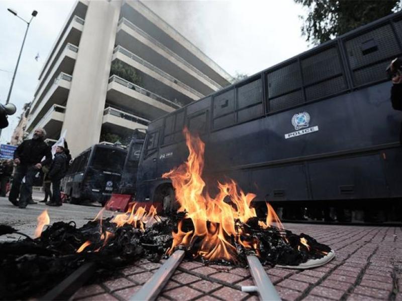 «Κάτσε καλά γεράσαμε» - Επεισόδια και καταστολή στην πορεία των εκπαιδευτικών