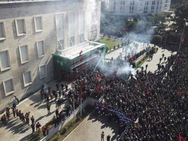 Άγρια επεισόδια στην Αλβανία - Υπό πολιορκία το μέγαρο του Ράμα