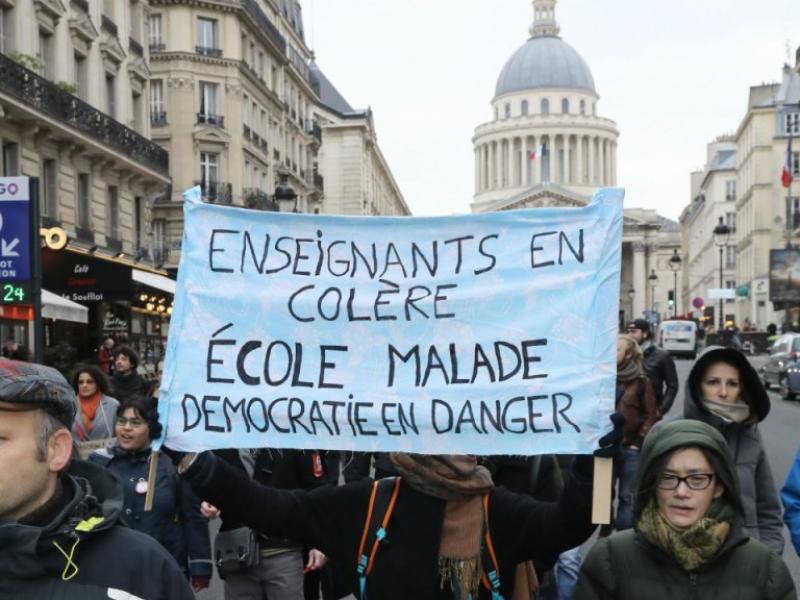 "Κόκκινα Στυλό": Στους δρόμους οι εκπαιδευτικοί στη Γαλλία για αυξήσεις στους μισθούς και καλύτερες συνθήκες εργασίας
