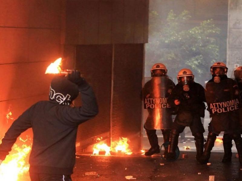 Θεσσαλονίκη: Επίθεση με μολότοφ εναντίον διμοιρίας των ΜΑΤ