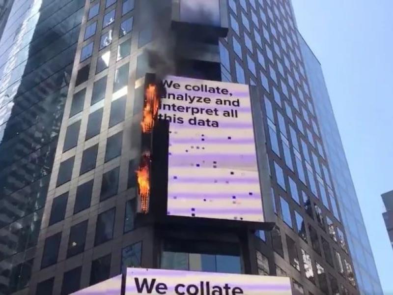 Πυρκαγιά σε ψηφιακή διαφημιστική γιγαντοοθόνη στην Τάιμς Σκουέαρ