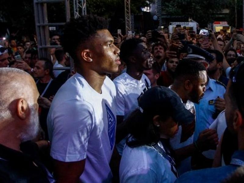 Αποθέωση Αντετοκούνμπο στα Σεπόλια: Χιλιάδες φαν, αμερικανικά δίκτυα και αστέρες του μπάσκετ