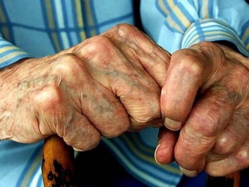 Αμφιλοχία: Γιος και εγγόνια έδεσαν και «έσπασαν» στο ξύλο τον παππού τους για να τον ληστέψουν