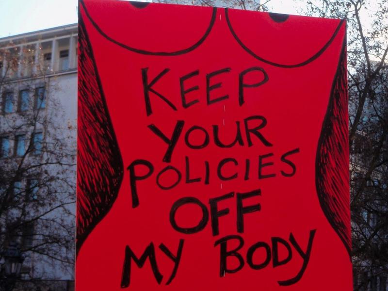 Χωρίς συΝΑΙνεση είναι Βιασμός: Συγκέντρωση διαμαρτυρίας έξω από τη Βουλή