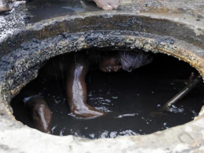 manhole workers india